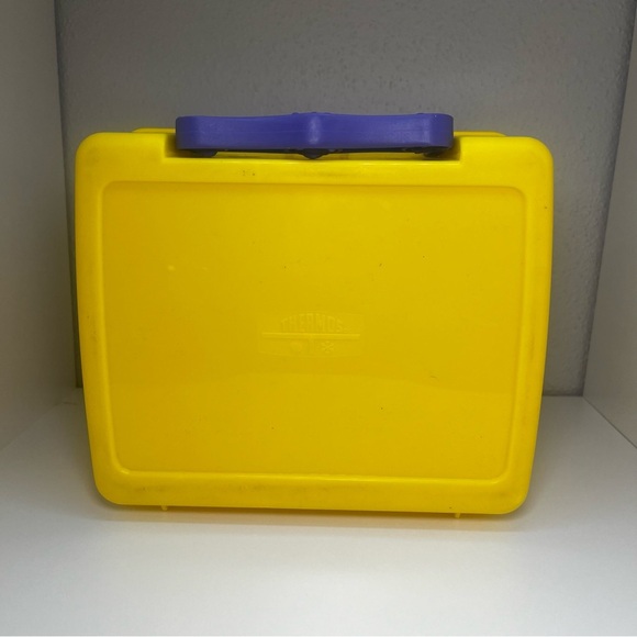 Disney Winnie the Pooh Yellow Plastic Lunchbox - Picture 9 of 12